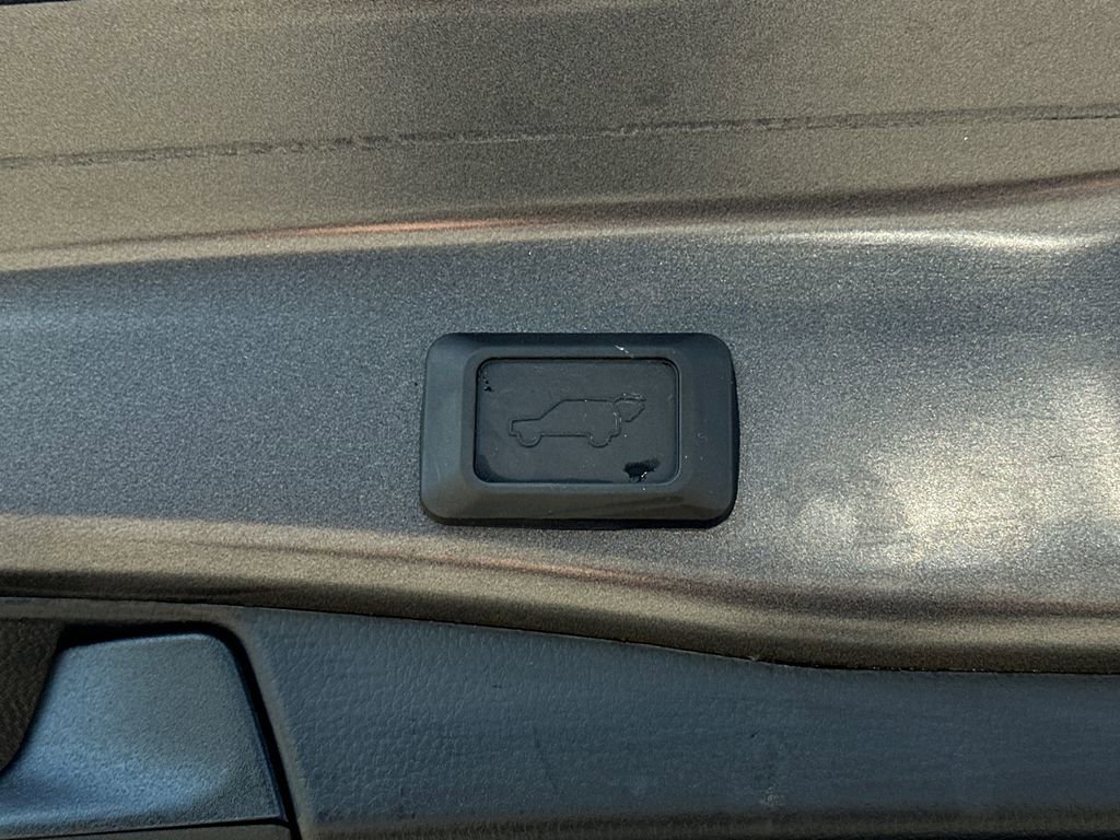 Used 2021 Toyota RAV4 XLE w/ Convenience Package image 7