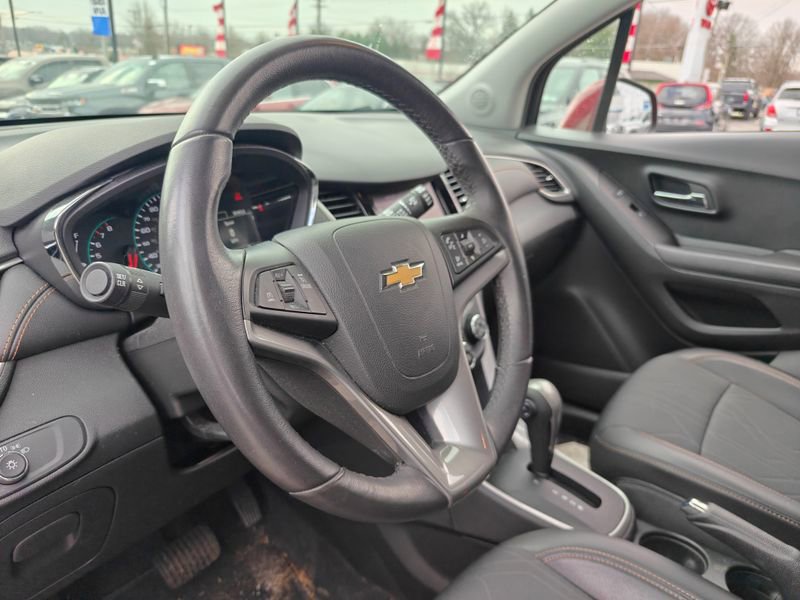 Used 2022 Chevrolet Trax LT w/ LT Convenience Package image 11