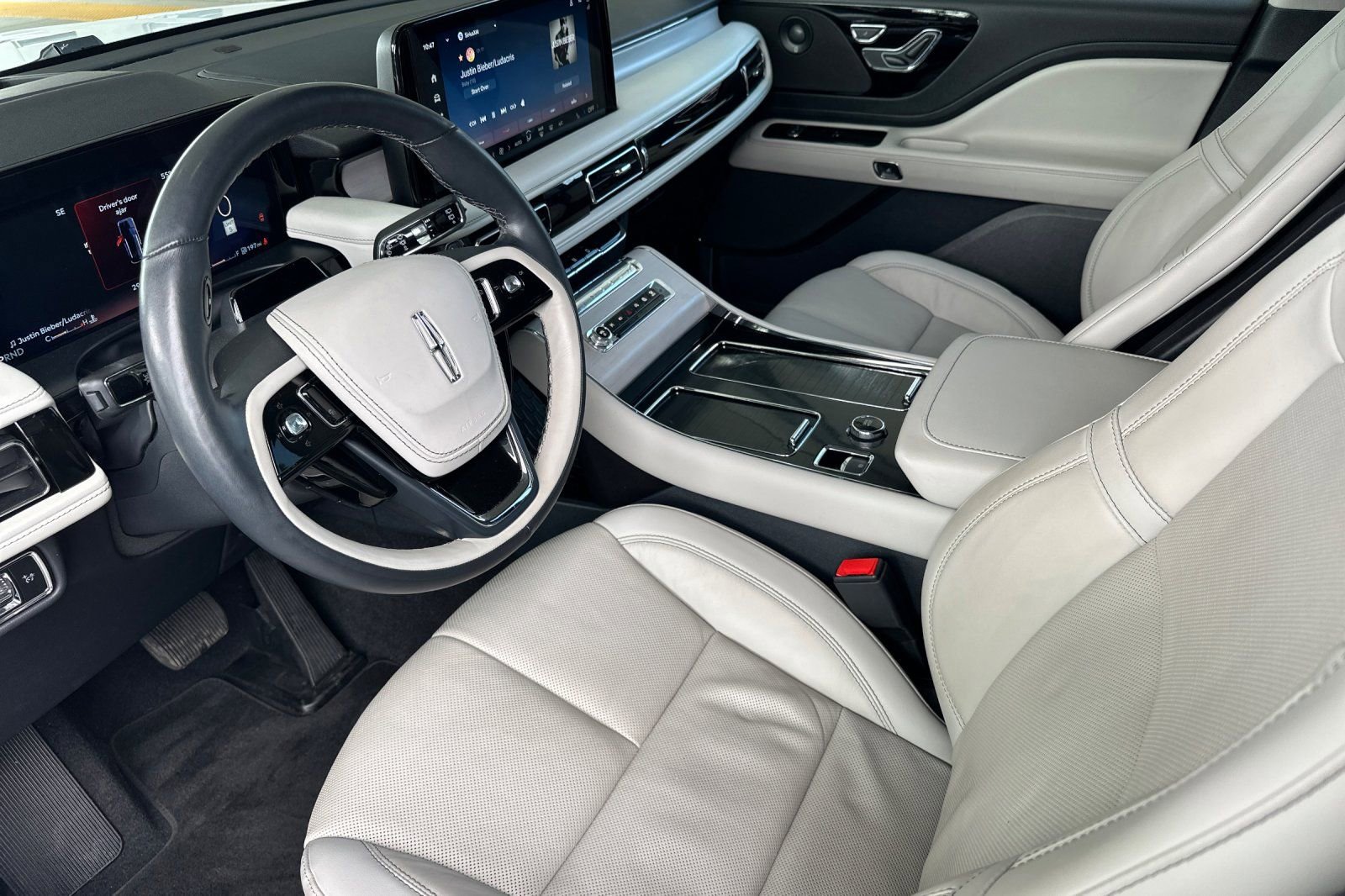 Used 2025 Lincoln Aviator Reserve w/ Jet Appearance Package RWD image 9