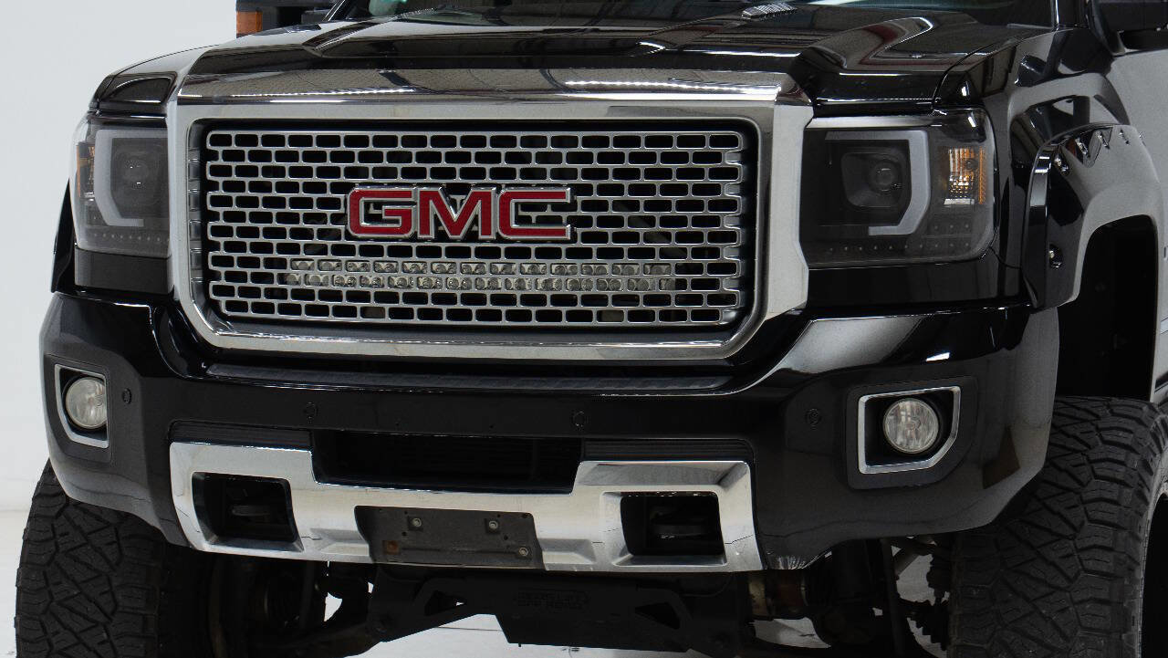 Used 2016 GMC Sierra 2500 Denali w/ Duramax Plus Package AWD/4WD image 10