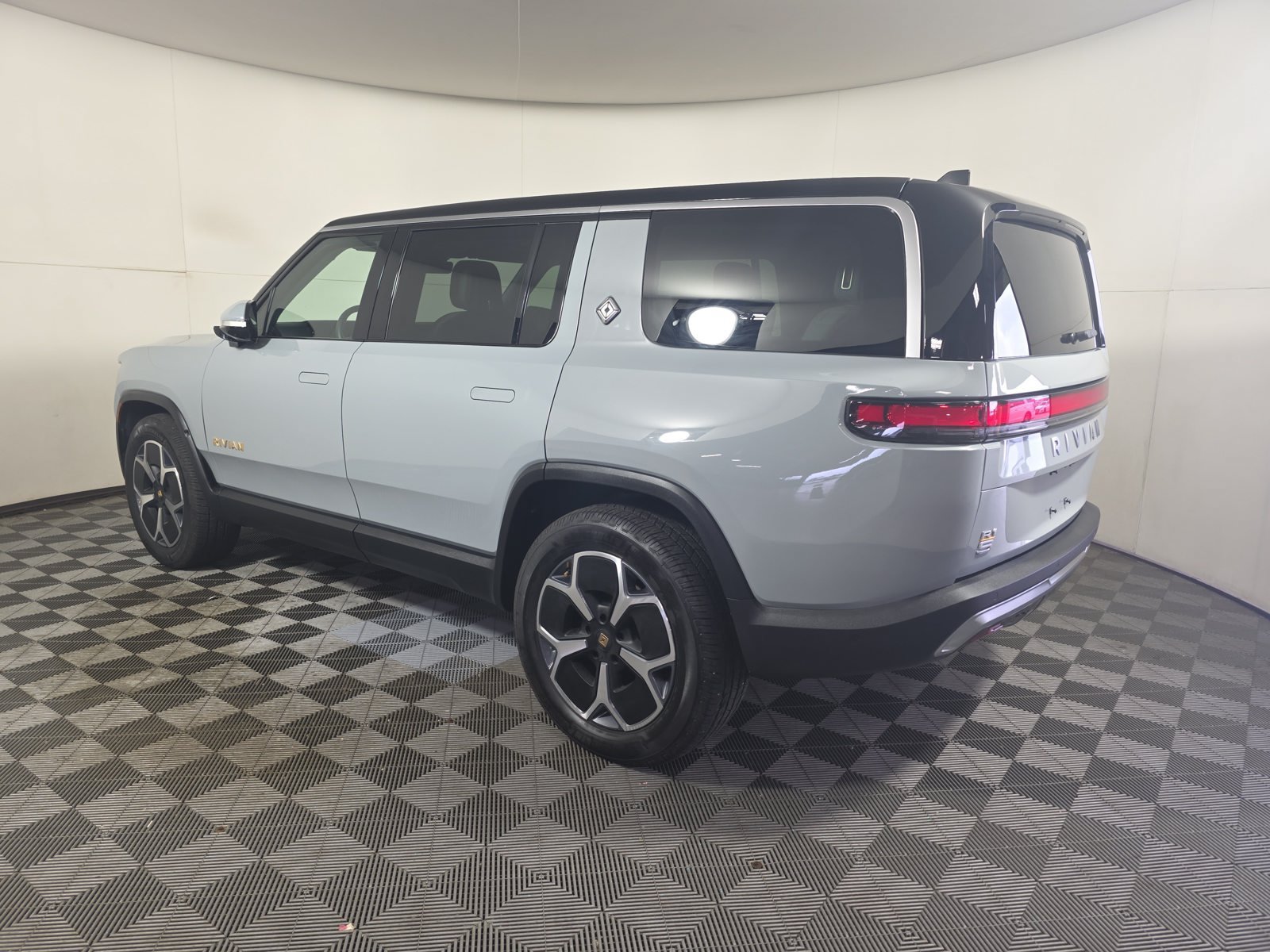 Used 2024 Rivian R1S Adventure Quad AWD/4WD image 37