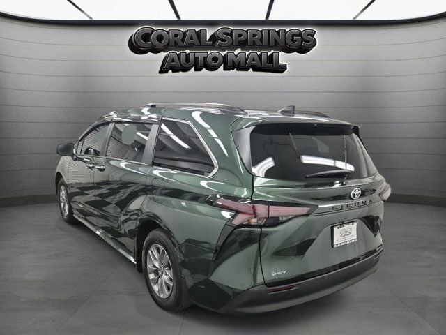 Used 2026 Toyota Sienna XLE image 4