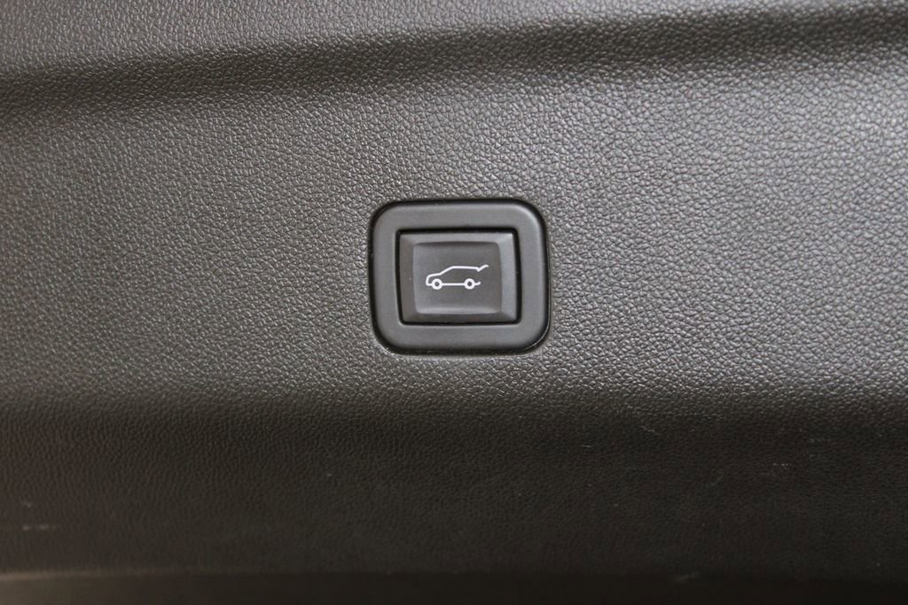 Used 2024 GMC Yukon XL Denali image 17