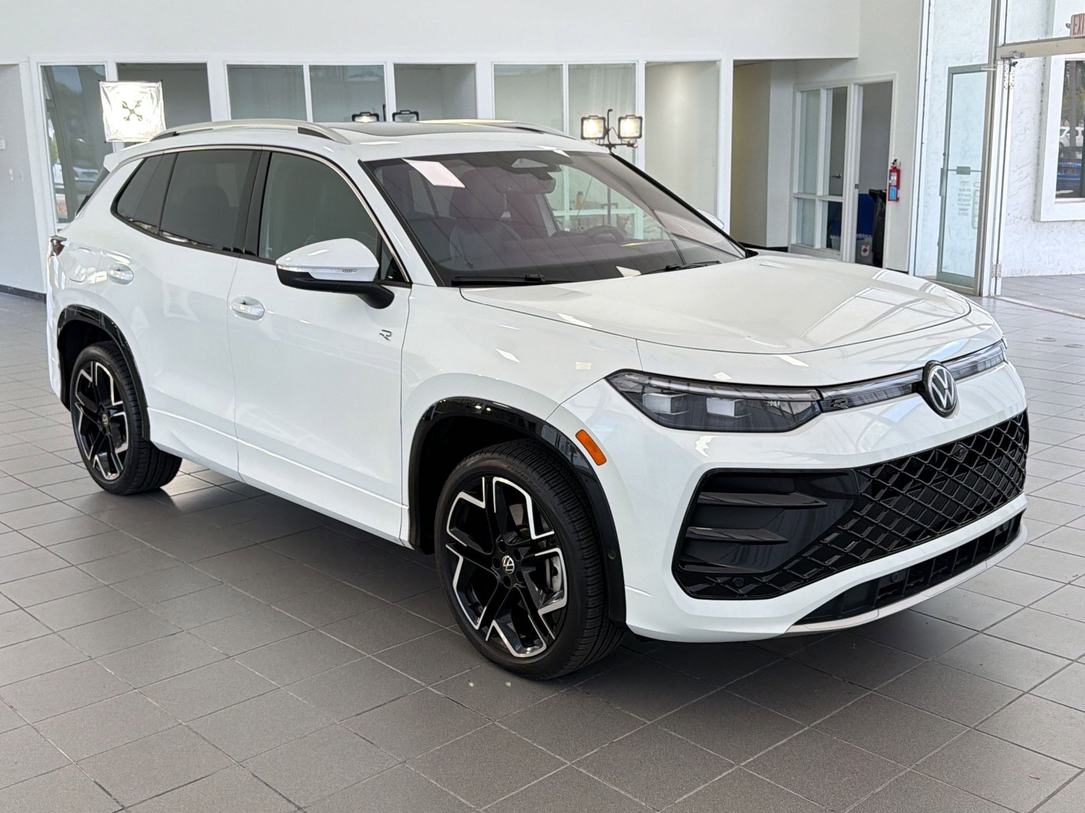 Used 2025 Volkswagen Tiguan SEL R-Line image 7