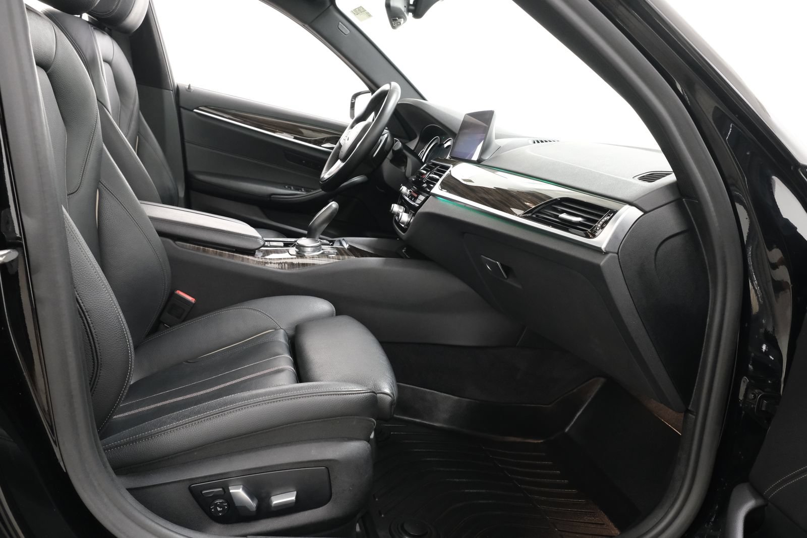 Used 2019 BMW 530e xDrive w/ Premium Package AWD/4WD image 43