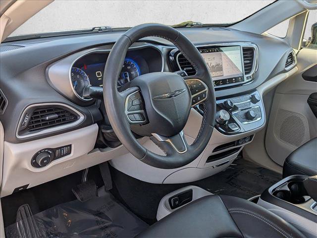 Used 2024 Chrysler Pacifica Touring-L FWD image 10