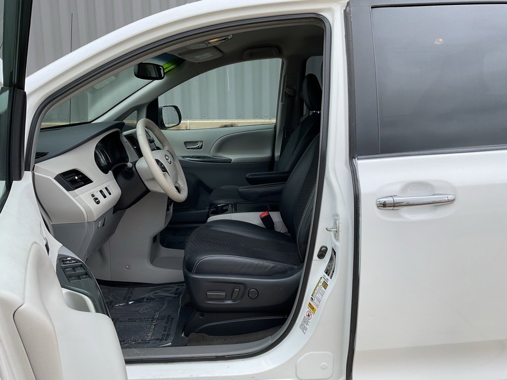 Used 2014 Toyota Sienna SE image 8