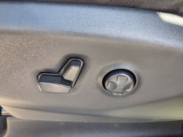 Used 2023 Chrysler Voyager LX FWD image 11