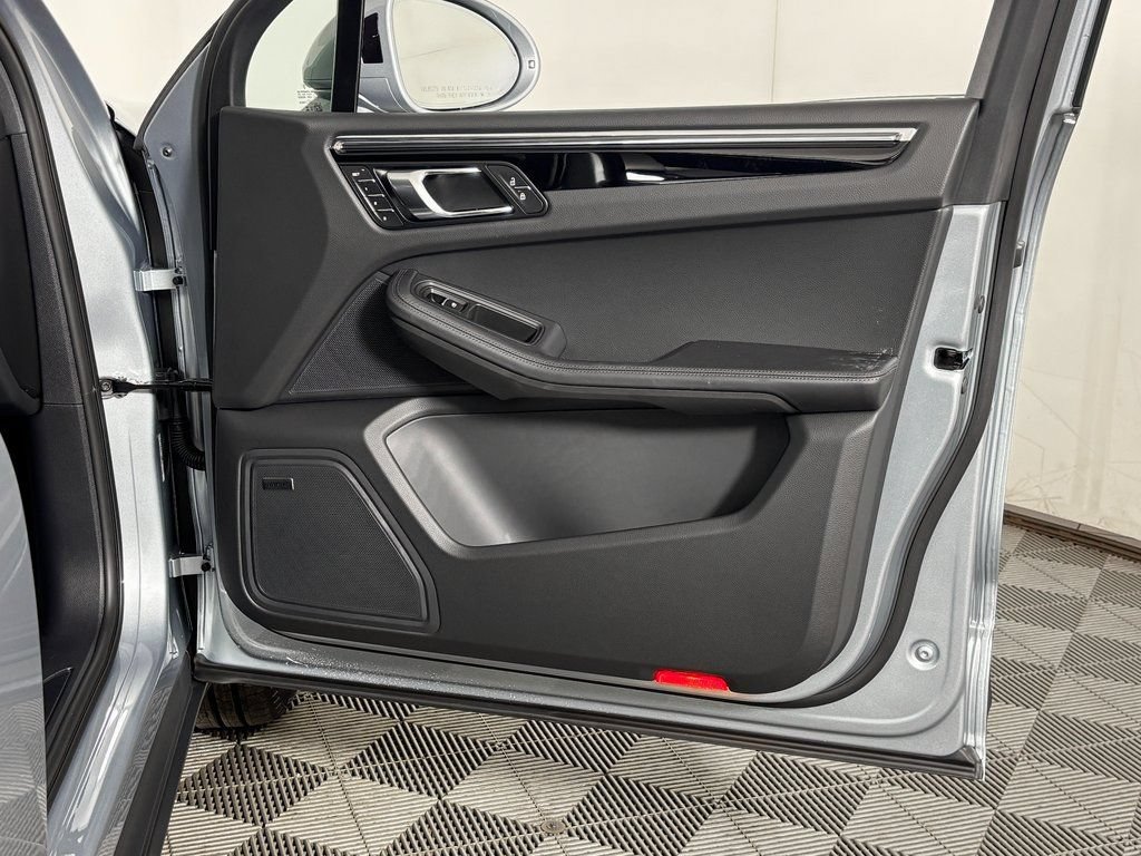 Certified 2026 Porsche Macan AWD/4WD image 37