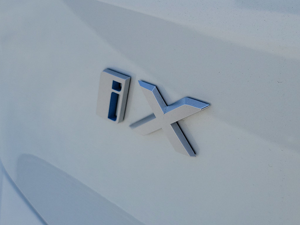 Used 2024 BMW iX xDrive50 w/ Sport Package AWD/4WD image 7