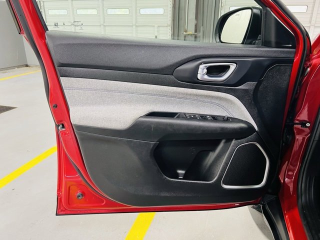 Used 2024 Jeep Compass Latitude image 24