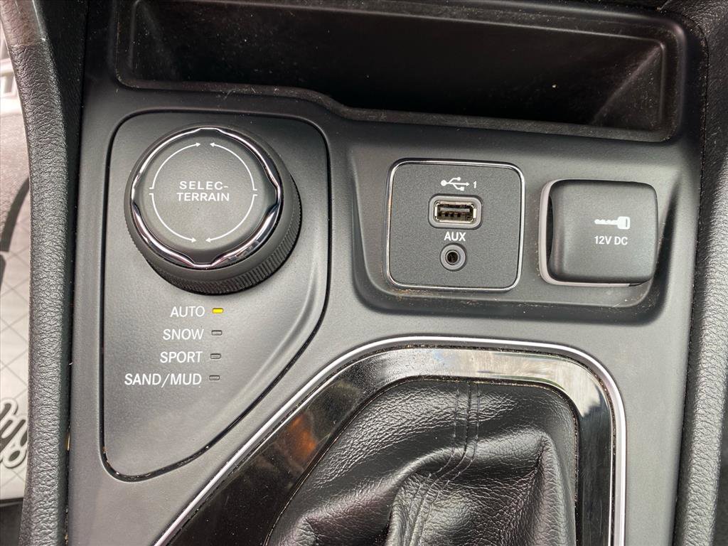 Used 2019 Jeep Cherokee Limited AWD/4WD image 13