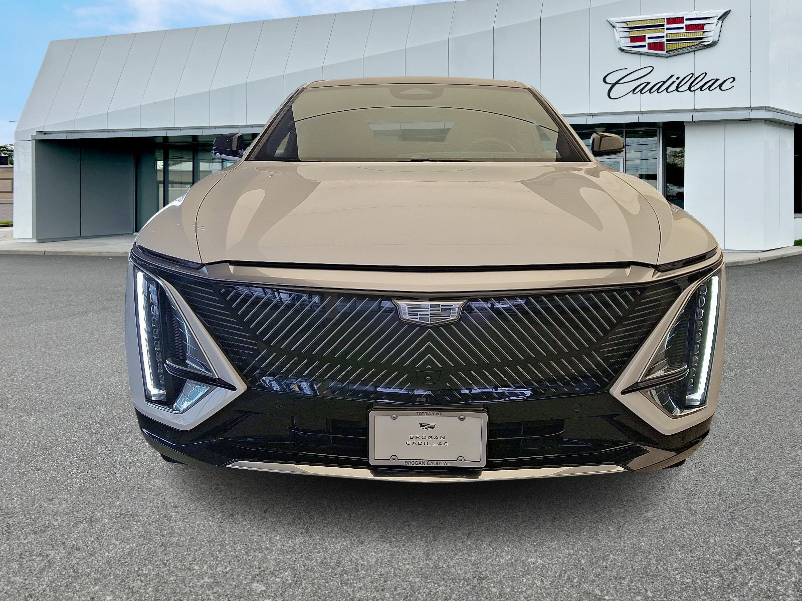 Used 2025 Cadillac Lyriq Luxury AWD/4WD image 2