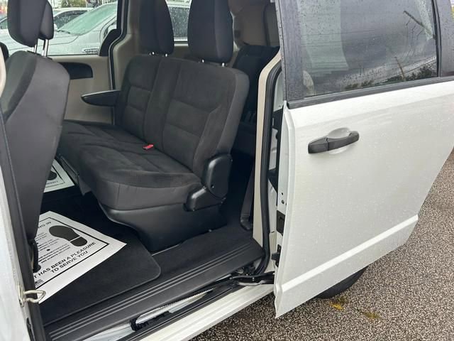 Used 2019 Dodge Grand Caravan SE w/ UConnect Hands-Free Group image 13