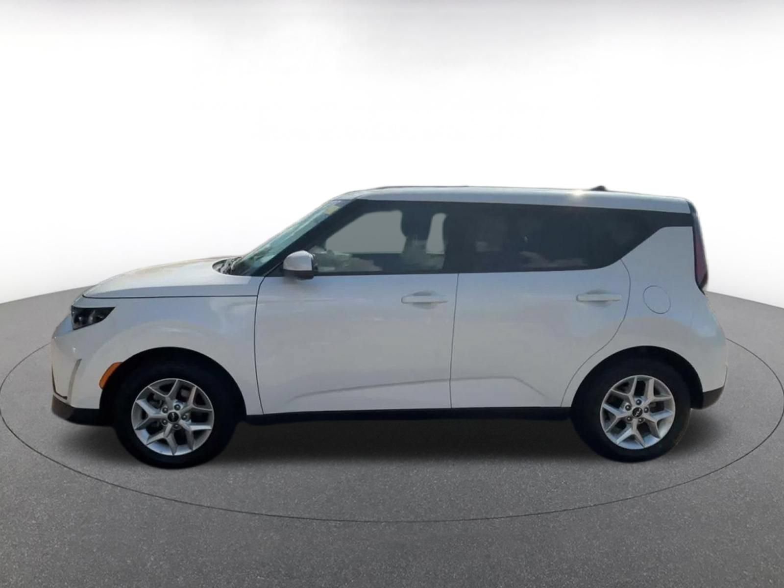 Used 2025 Kia Soul LX w/ LX Technology Package FWD image 9