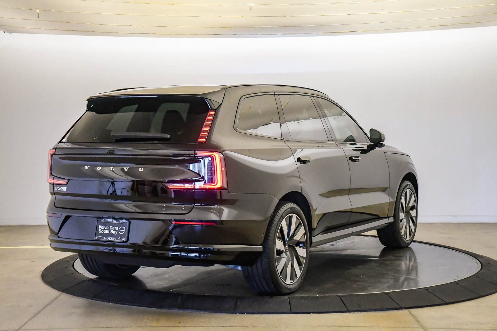 Certified 2026 Volvo EX90 Plus AWD/4WD image 4