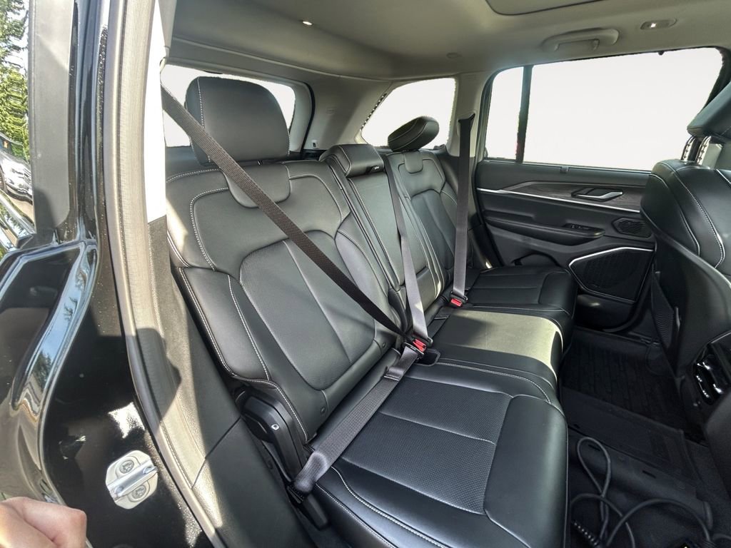 Used 2022 Jeep Grand Cherokee Limited 4xe w/ Luxury Tech Group II AWD/4WD image 11