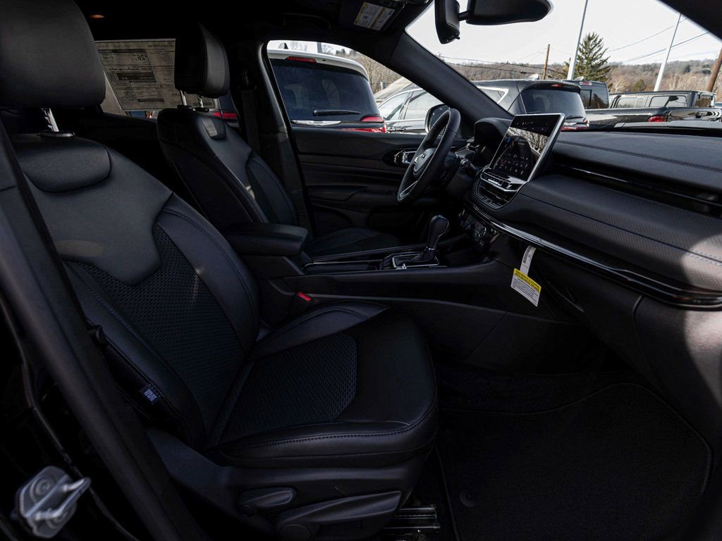 New 2026 Jeep Compass Latitude image 22