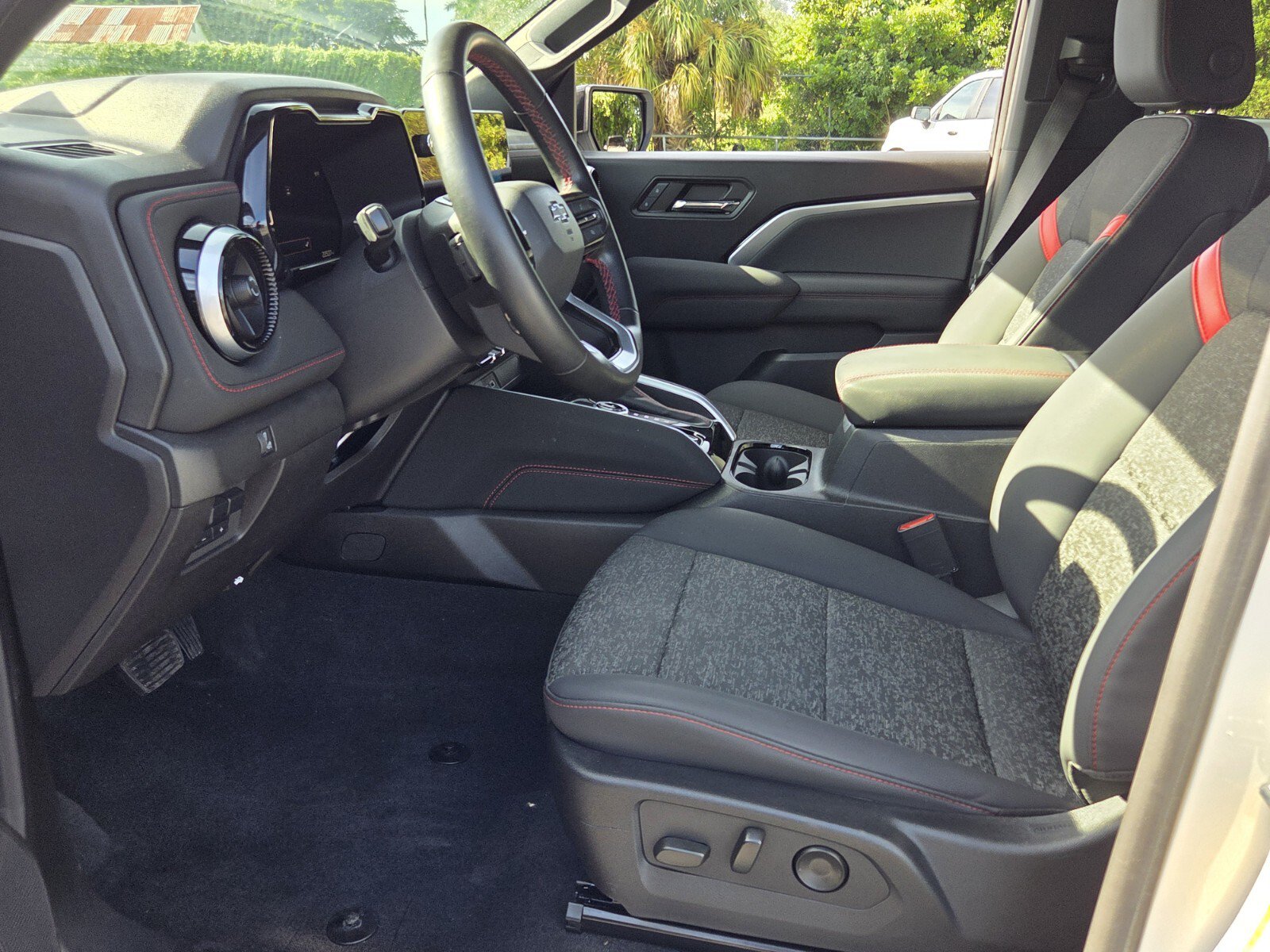 Used 2024 Chevrolet Colorado Z71 w/ Z71 Convenience Package 2 AWD/4WD image 9