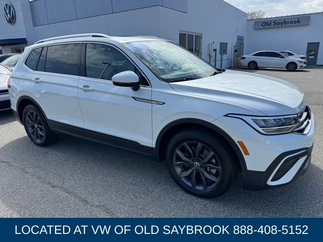 Used 2023 Volkswagen Tiguan SE w/ Panoramic Sunroof Package image 3