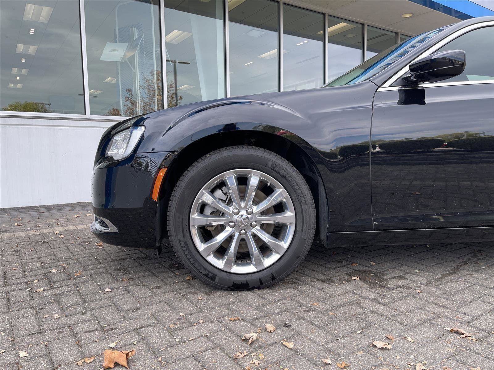 Used 2022 Chrysler 300 Touring AWD/4WD image 9