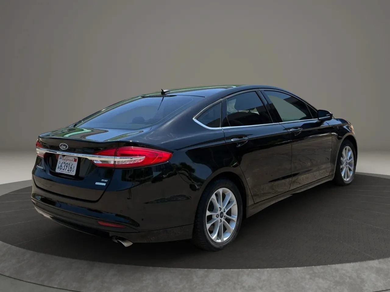 Used 2017 Ford Fusion SE FWD image 6