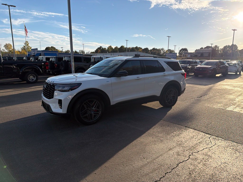 Used 2025 Ford Explorer ST-Line w/ Premium Package RWD image 7