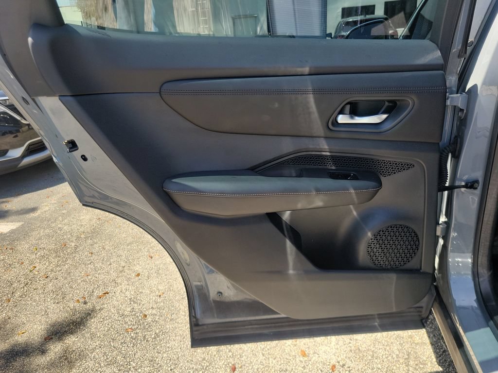 Used 2023 Nissan Ariya FWD image 13