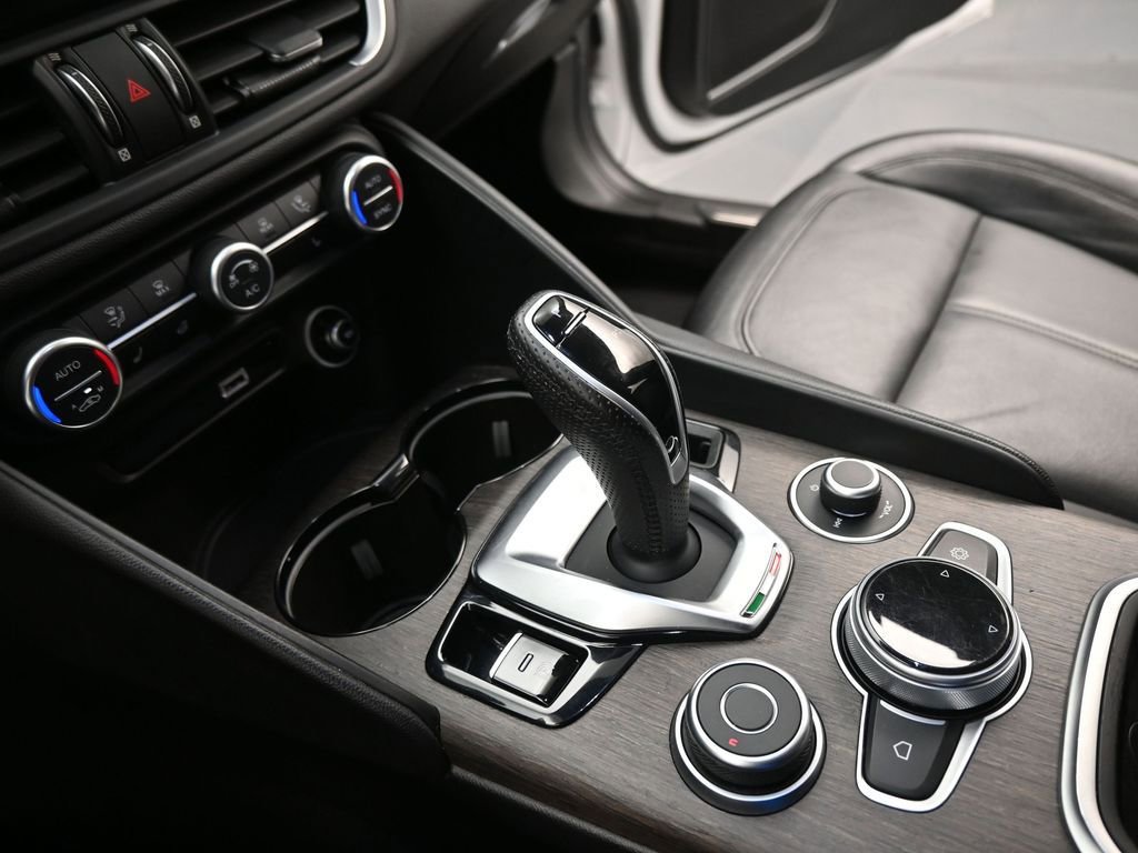 Used 2021 Alfa Romeo Giulia Ti w/ Nero Edizione image 16