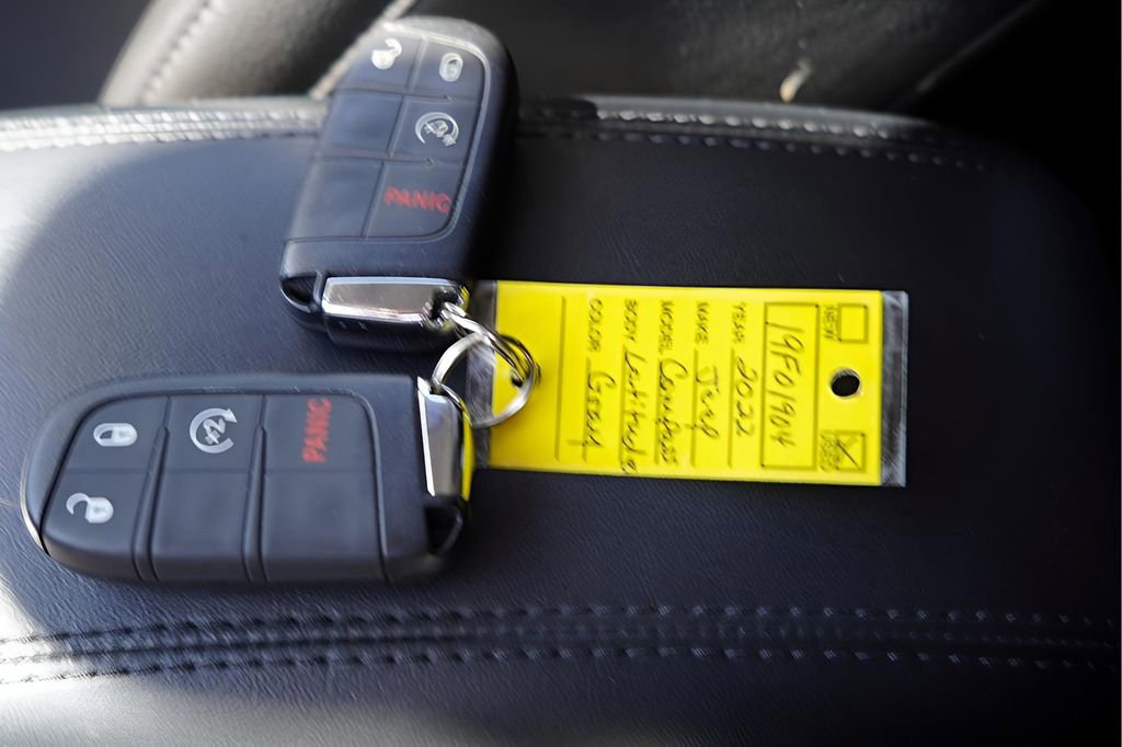 Used 2022 Jeep Compass Latitude image 2