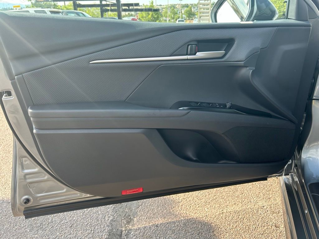 Used 2025 Toyota Camry SE image 13