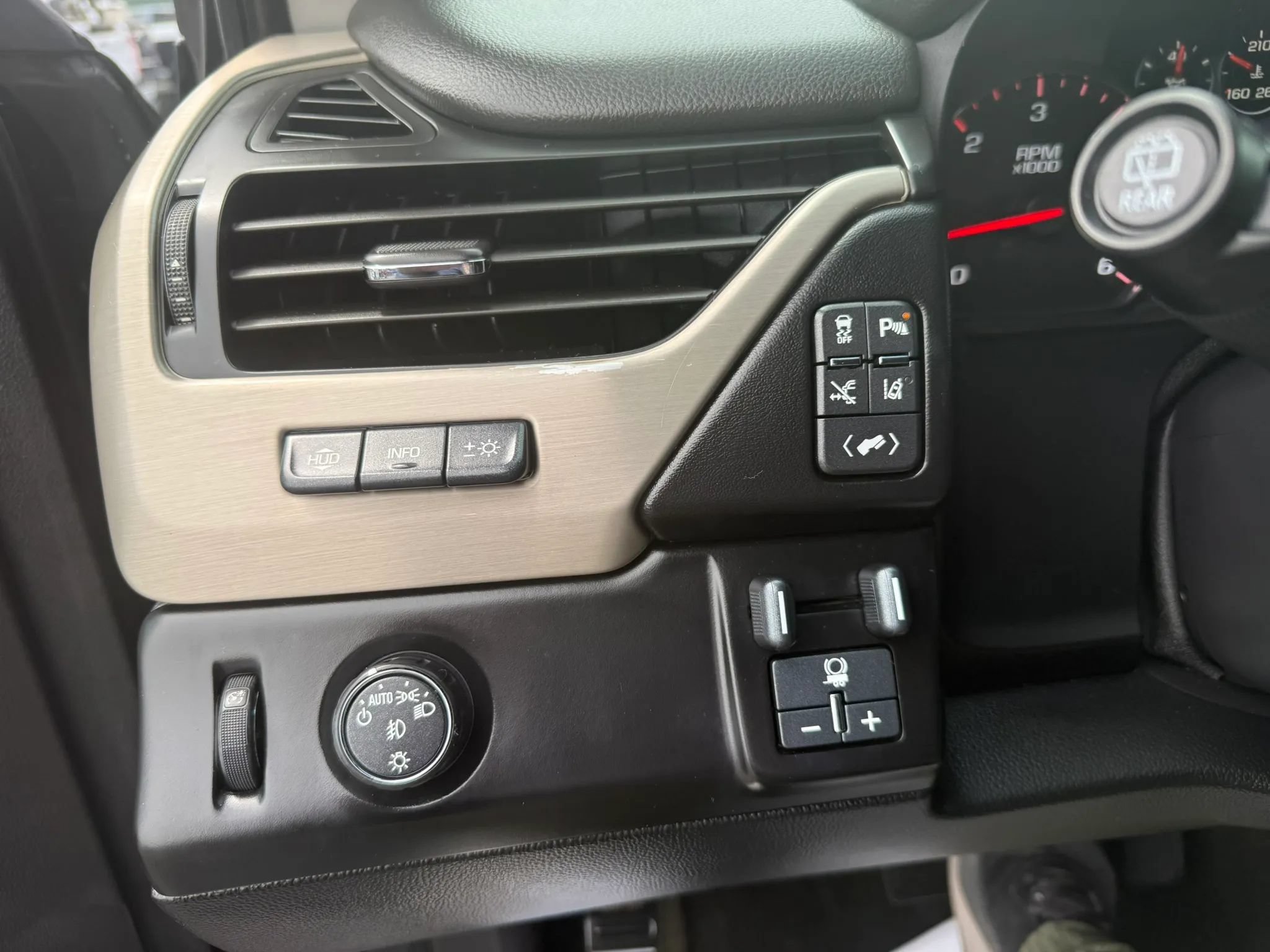 Used 2015 GMC Yukon XL Denali w/ Touring Package RWD image 13