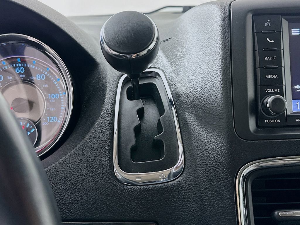 Used 2014 Chrysler Town & Country Limited image 17