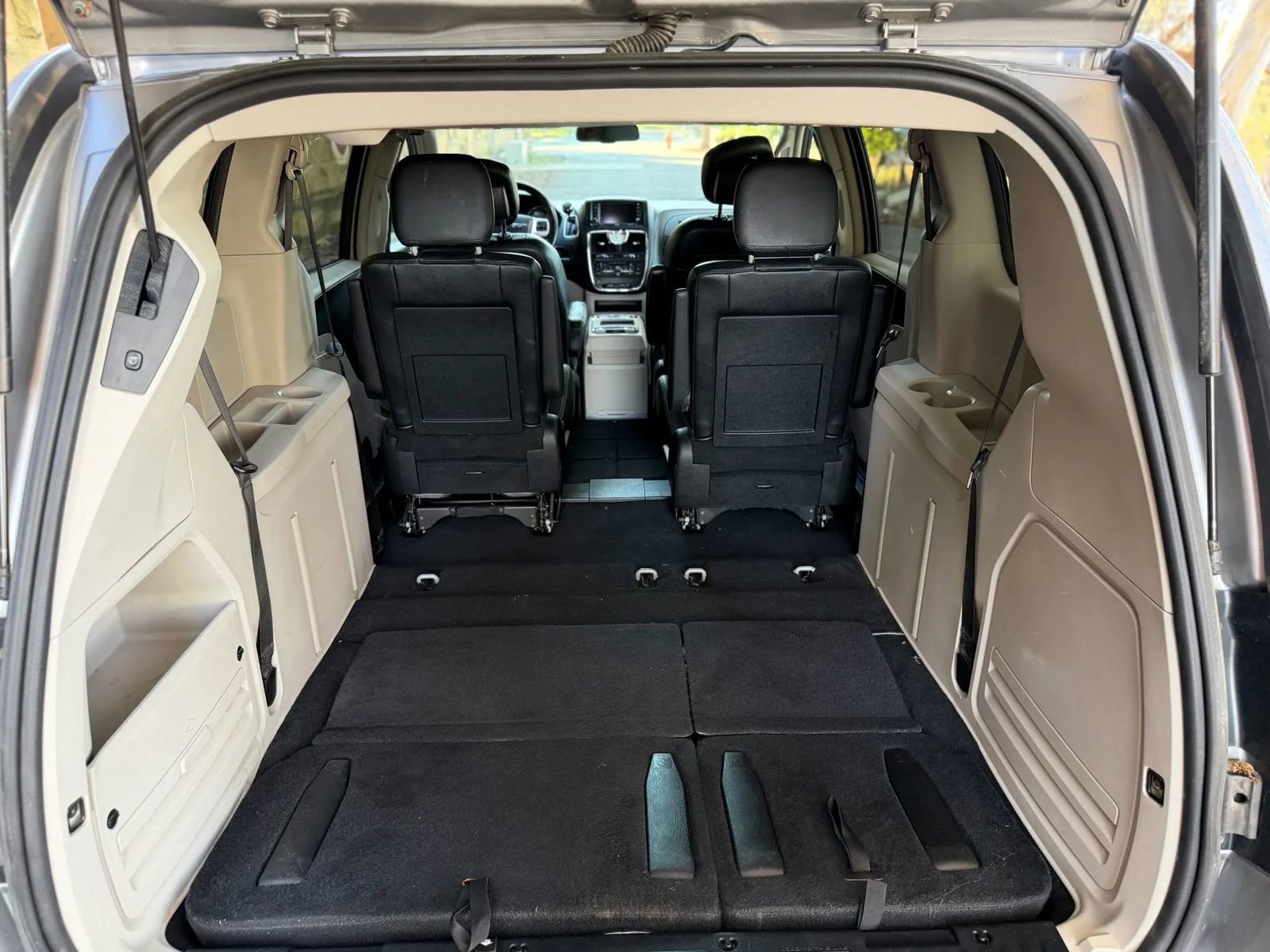 Used 2015 Chrysler Town & Country Touring FWD image 23