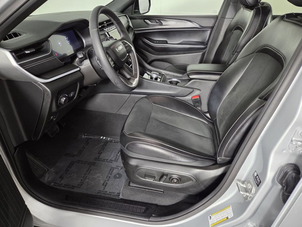 Certified 2025 Jeep Grand Cherokee Altitude image 12