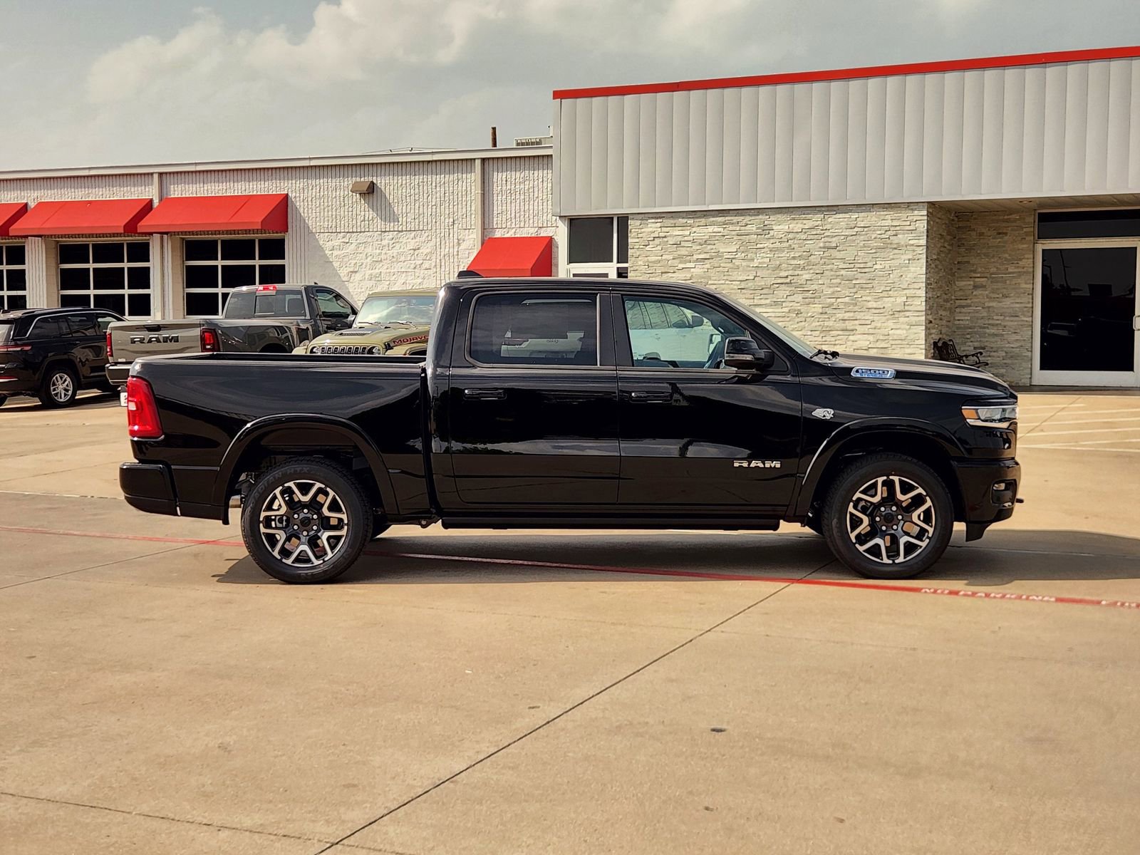New 2026 RAM 1500 Laramie AWD/4WD image 7