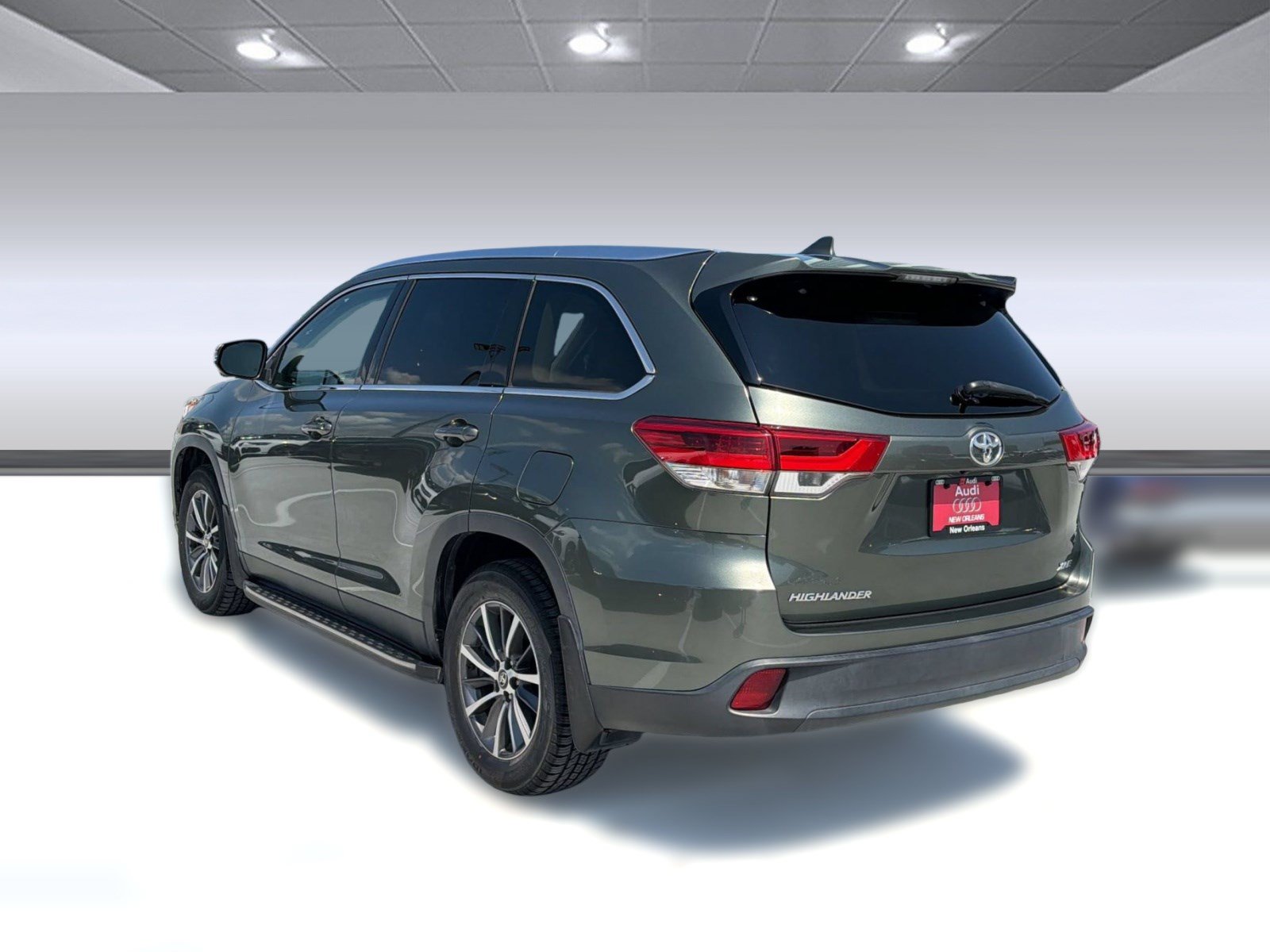 Used 2019 Toyota Highlander XLE FWD image 3