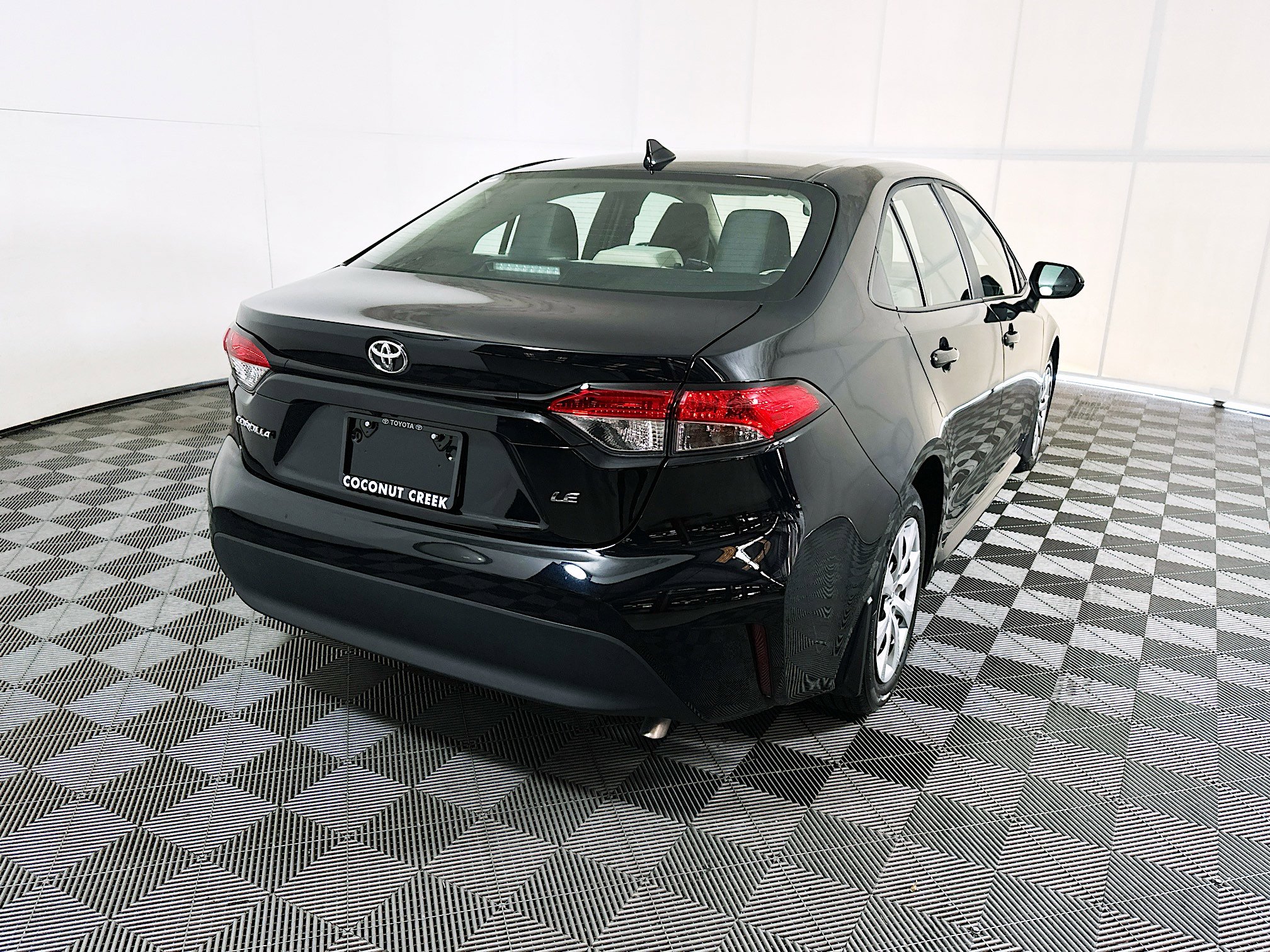 Used 2025 Toyota Corolla LE FWD image 3