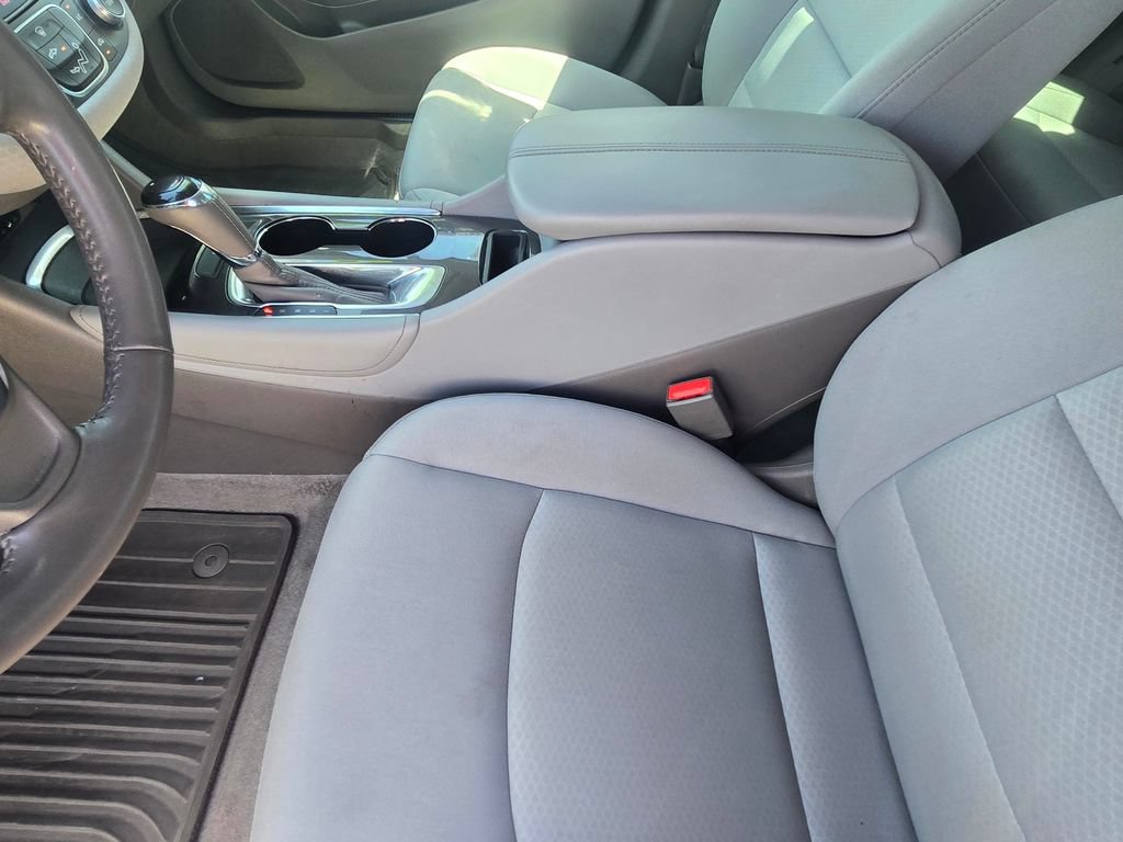 Used 2017 Chevrolet Malibu LT FWD image 13