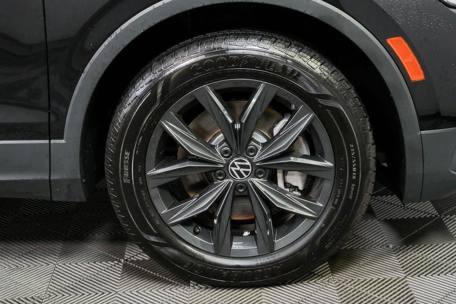 Certified 2024 Volkswagen Tiguan SE FWD image 37