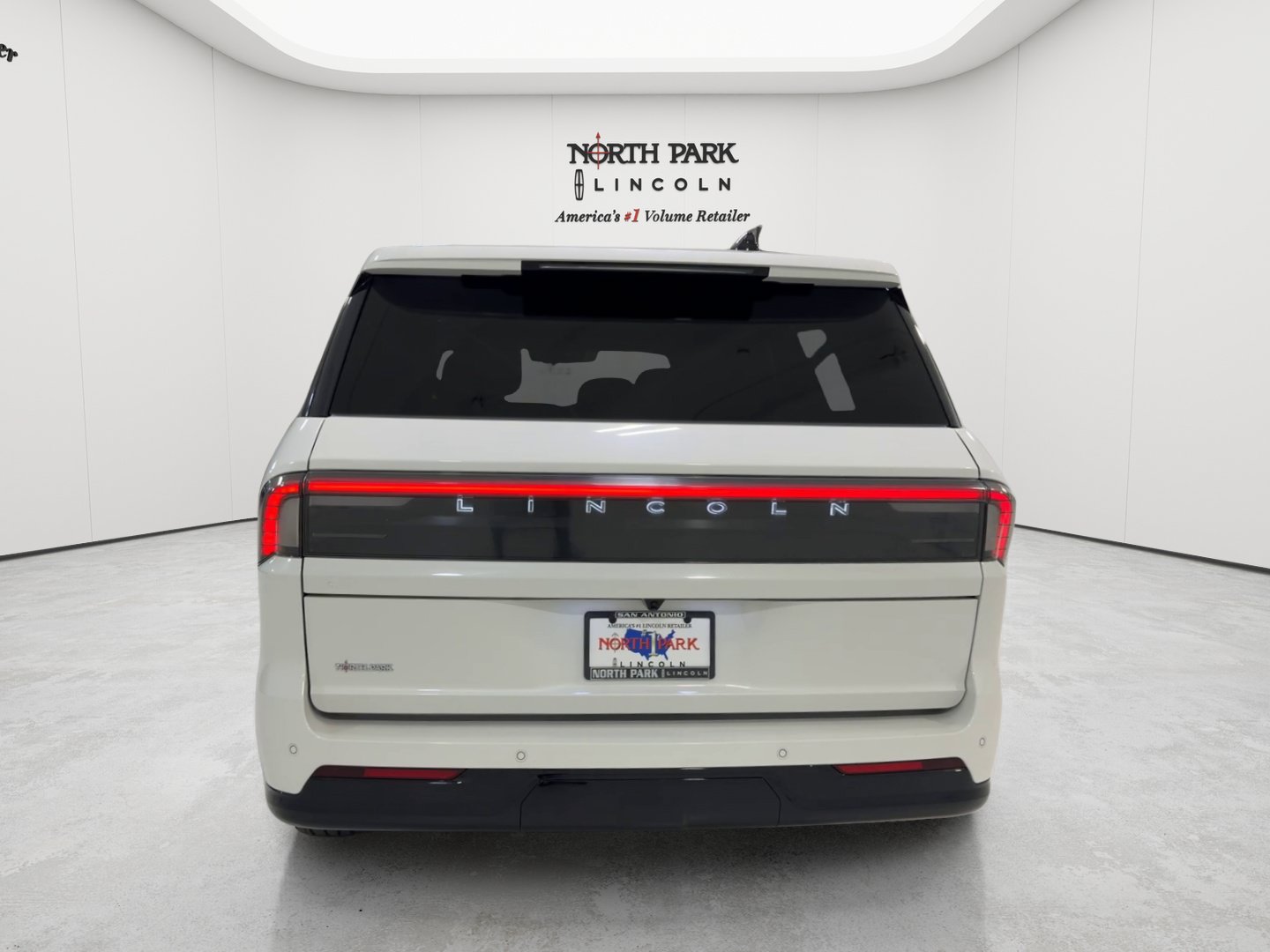 Used 2025 Lincoln Navigator L Reserve AWD/4WD image 4