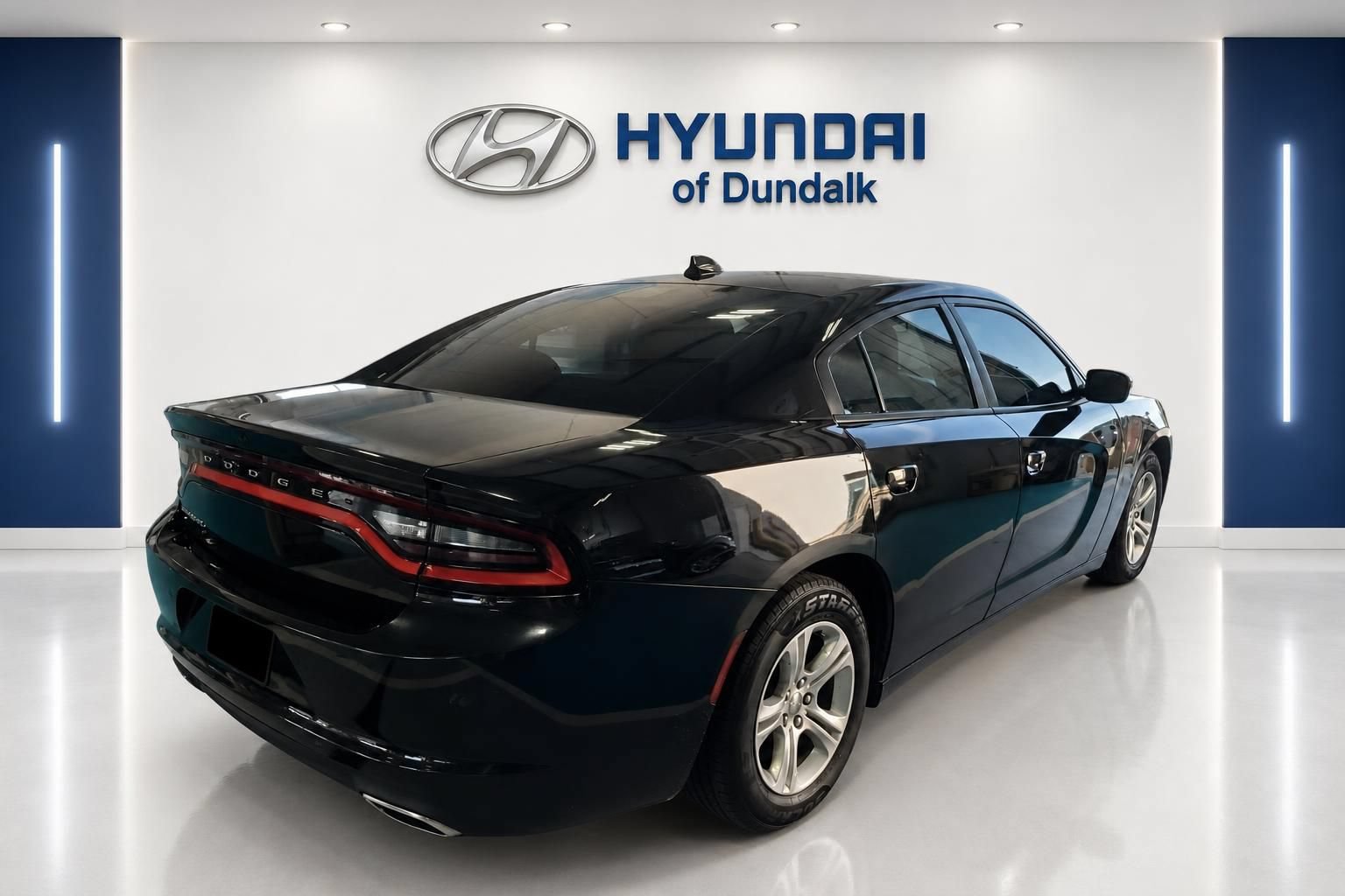 Used 2019 Dodge Charger SXT RWD image 4