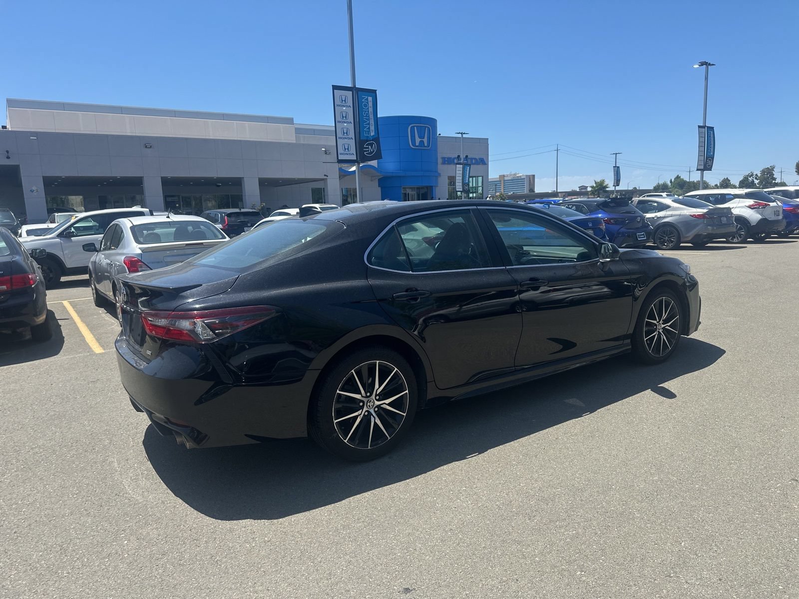 Used 2023 Toyota Camry SE FWD image 3