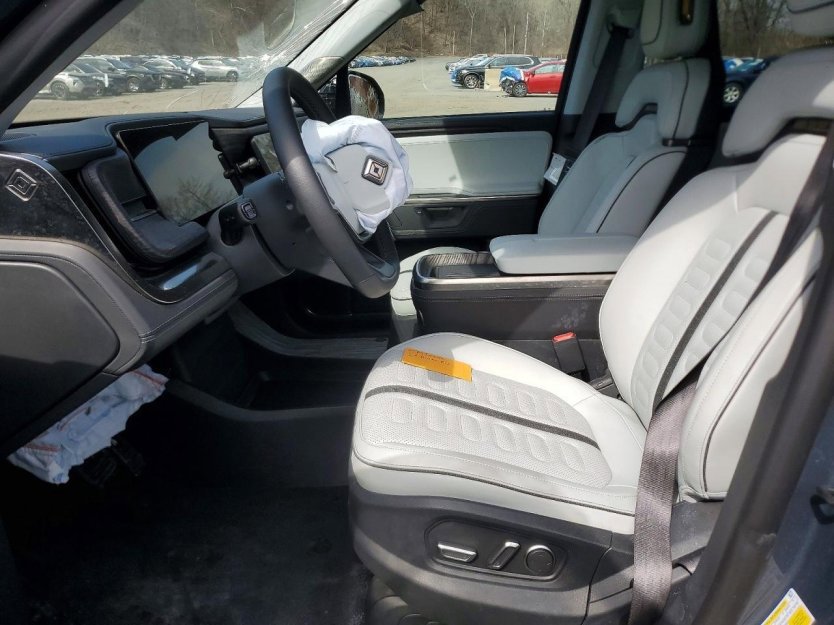 Used 2025 Rivian R1S Adventure image 6