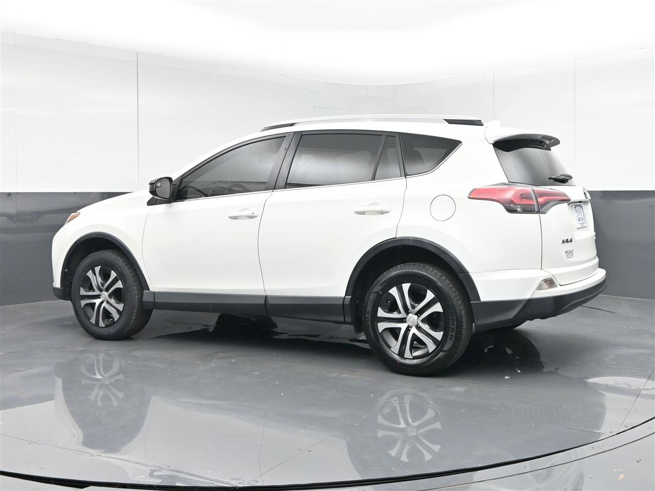 Used 2016 Toyota RAV4 LE AWD/4WD image 7