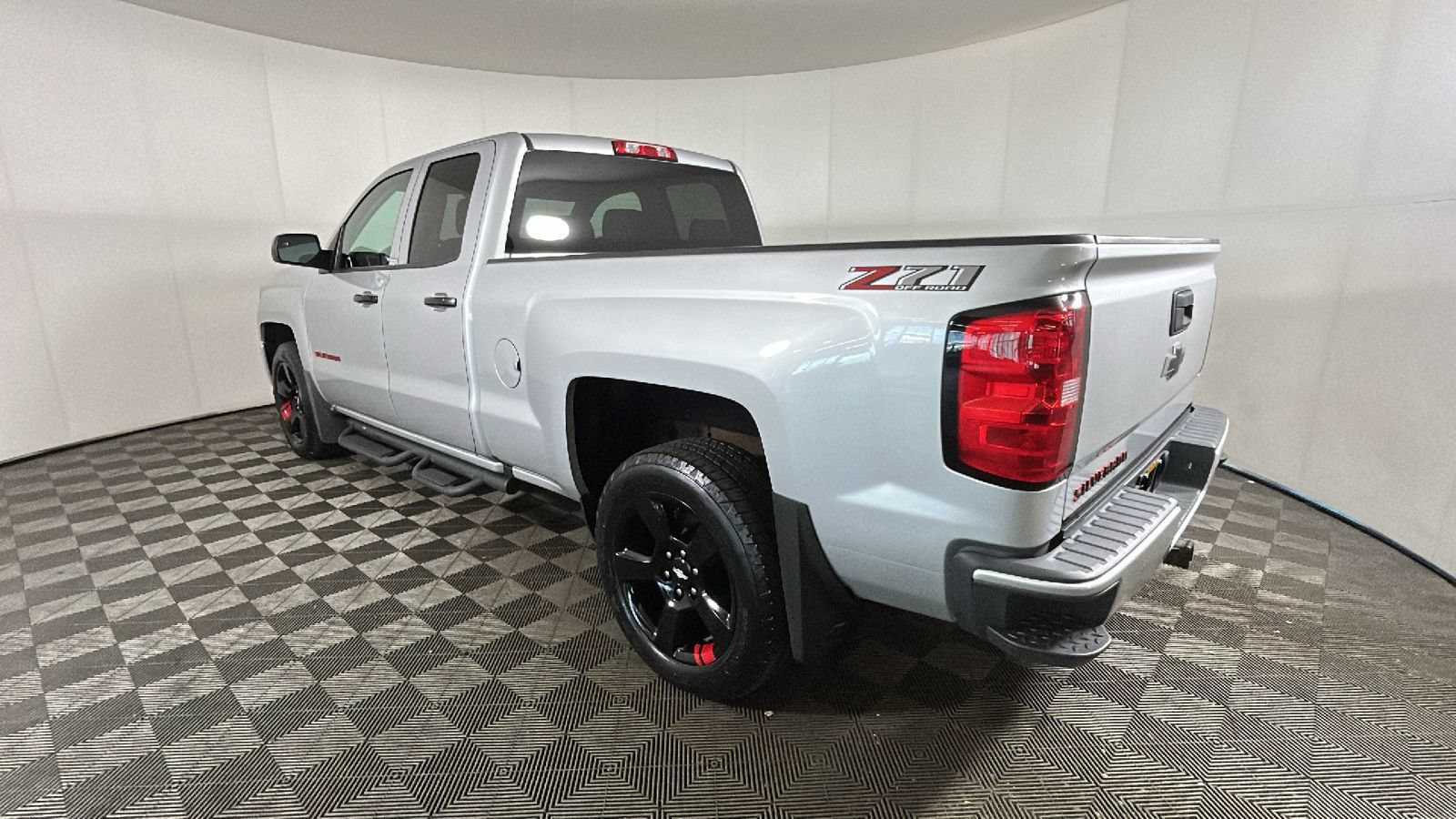 Used 2018 Chevrolet Silverado 1500 LT w/ Redline Edition AWD/4WD video 5