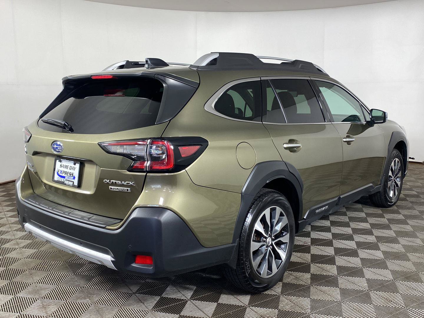Used 2024 Subaru Outback Touring AWD/4WD image 5