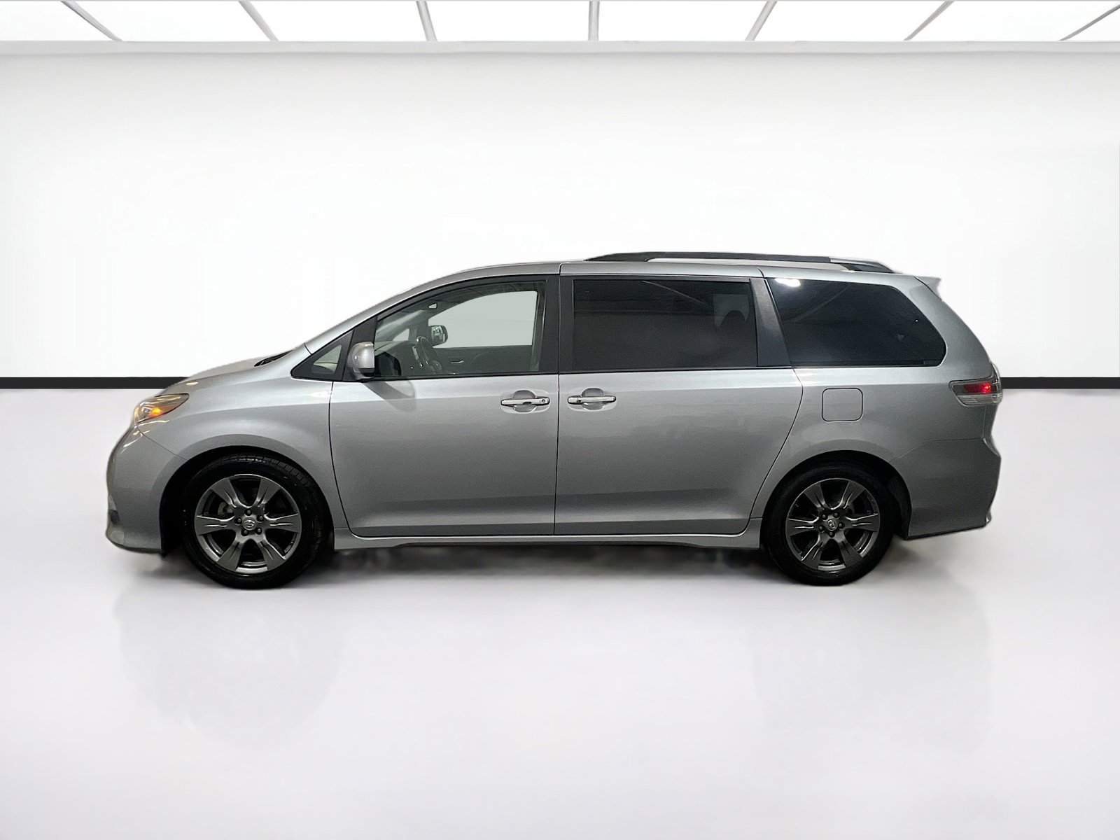 Used 2017 Toyota Sienna SE image 21