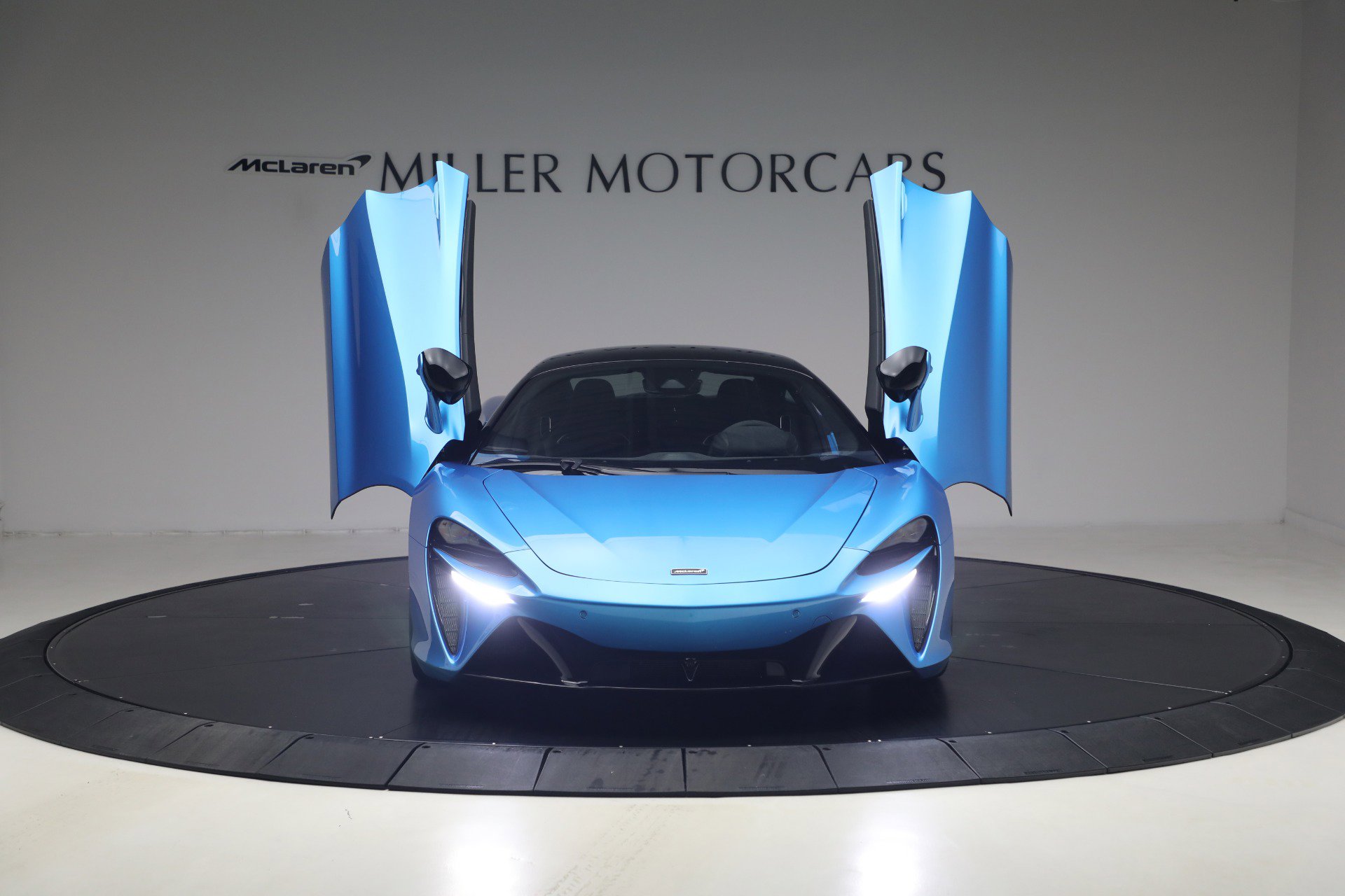 Used 2024 McLaren Artura RWD image 13