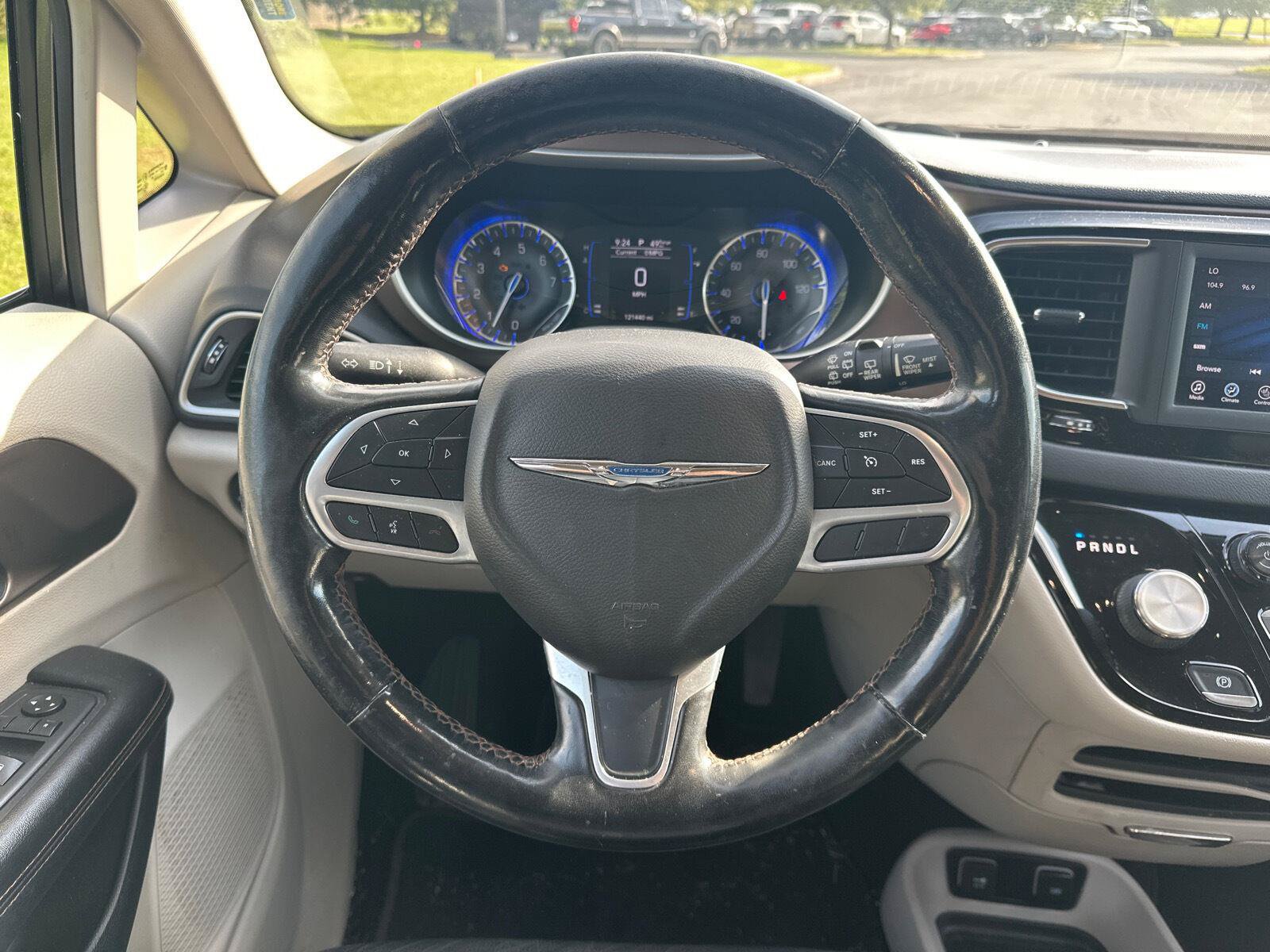 Used 2019 Chrysler Pacifica Touring-L FWD image 16